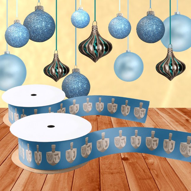 Dreidel Rustikale Oak Niedliches blaues Muster Han Satinband (This fun rustic dreidels pattern blue ribbon is ready to decorate your Hanukkah packages & gift bags)