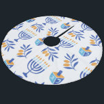 Dreidel und Menorah White Hanukkah Fleece Weihnachtsbaumdecke<br><div class="desc">Dreidel und Menorah White Hanukkah Fleece Tree Skirt</div>