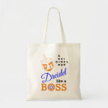 Dreidel wie ein Boss Hanukkah Tragetasche<br><div class="desc">Stilvolle DREIDEL WIE EINE BOSS Hanukkah Tote Bag, die mit orangefarbenem DREIDEL und blau, orange und schwarz Typografie entworfen wurde. In der rechten oberen Ecke können Sie die Namen der vier dreidimensionalen Seiten in einem Wortpuzzle-Format lesen (HEI kann bei Bedarf in HEY oder HAY geändert werden). In der O von...</div>