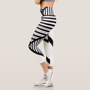 Dreiecksstreifen in Schwarz und Weiß Capri Leggings