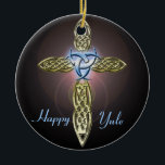 Dreifacher keltisches keramikornament<br><div class="desc">Der griechische dreifache Mondmond,  der die Mutter,  das Mädchen und die alte Frau,  auf einem goldenen keltischen Kreuz darstellt.</div>