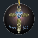 Dreifacher keltisches keramikornament<br><div class="desc">Der griechische dreifache Mondmond,  der die Mutter,  das Mädchen und die alte Frau,  auf einem goldenen keltischen Kreuz darstellt.</div>