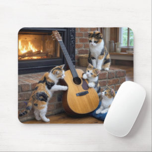 Dreifarbige Katze mit Kätzchen und Gitarre Mousepad