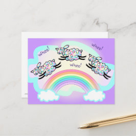 Dreirädrige Schafe, die einen Regenbogenspass spre Postkarte