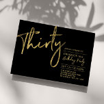dreißig | Black & Gold Modernes 30. Geburtstags-Pa Einladung<br><div class="desc">Feiern Sie Ihren besonderen Tag mit dieser stilvollen 30. Party Einladung. Dieses Design verfügt über ein modernes Pinselskript "Dreißig" mit einem sauberen Layout in Schwarz-Gold-Farbkombination. Weitere Designs gibt es in meinem Shop BaraBomDesign.</div>