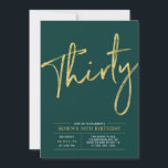 dreißig | Gold & Green Modern 30. Geburtstag Party Einladung<br><div class="desc">Feiern Sie Ihren besonderen Tag mit dieser einfachen und stilvollen 30. Geburtstagsfeier. Dieses Design verfügt über ein schicke Pinselskript mit einem sauberen Layout mit einer smaragdgrünen und goldenen Farbkombination. Weitere Designs gibt es in meinem Shop BaraBomDesign.</div>