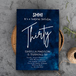 dreißig | Navy Blue 30. Geburtstags-Überraschungs- Einladung<br><div class="desc">dreißig | Navy Blue 30th Birthday Surprise Party Einladung bietet einen Hintergrund von tiefblauen Aquarellen,  geschmückt mit raffinierten weißen Textelementen,  die die Botschaft "SHH! Es ist ein Überraschungstag Dreißig." vermitteln. Personalisieren Sie diese Einladung,  indem Sie Ihre einzigartigen Party-Details und Informationen.</div>