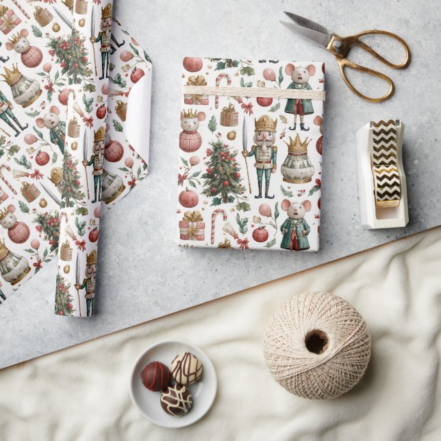 Dressed-Up Mice and Baubles Geschenkpapier (Kunsthandwerk)