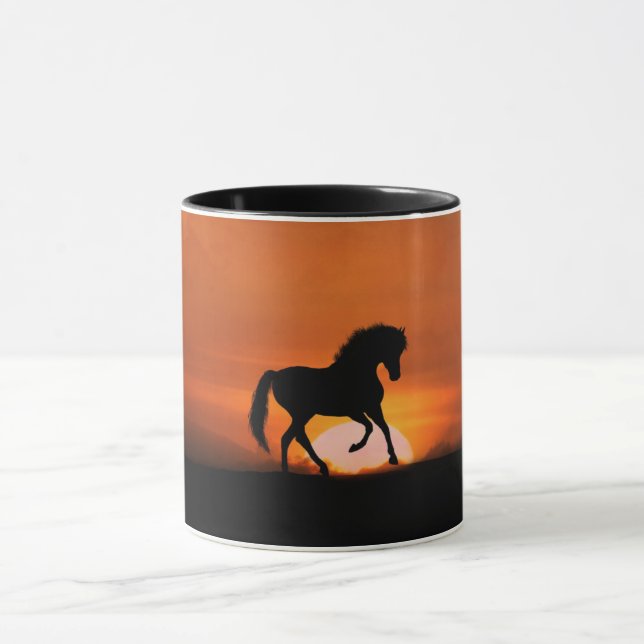 Dressurpferd und Sonnenaufgang Tasse (Zentrum)