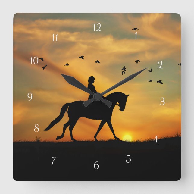 Dressurreiter und Pferd im Sonnenuntergang mit Vög Quadratische Wanduhr (Vorderseite)