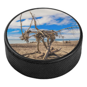 Driftwood-Kunstwerk am Hokitika Beach, Neuseeland Eishockey Puck
