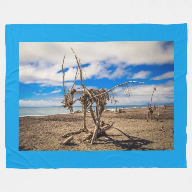 Driftwood-Kunstwerk am Hokitika Beach, Neuseeland Fleecedecke (Vorderseite (Horizontal))