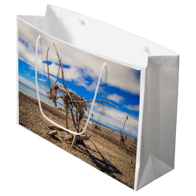 Driftwood-Kunstwerk am Hokitika Beach, Neuseeland Große Geschenktüte (Vorderseite Schrägansicht)