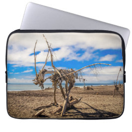 Driftwood-Kunstwerk am Hokitika Beach, Neuseeland Laptopschutzhülle