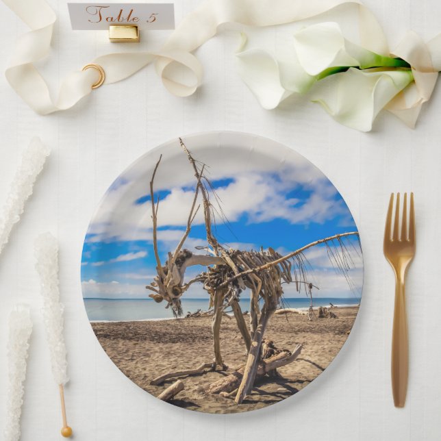 Driftwood-Kunstwerk am Hokitika Beach, Neuseeland Pappteller (Hochzeit)
