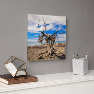 Driftwood-Kunstwerk am Hokitika Beach, Neuseeland Quadratische Wanduhr