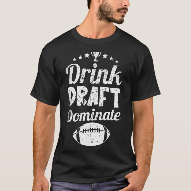 Drink Entwurf Dominate Funny Fantasy Football Spor T-Shirt (Vorderseite)