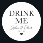 DRINK ME Dessert Candy Bar Herz Gastgeschenk Hochz Runder Aufkleber<br><div class="desc">Ein klassischer Black Danke You Wedding Sticker mit "Drink Me" in einem klassischen,  modernen und eleganten Schriftart. Sie können es einfach mit Ihren Namen und Hochzeitsdatum personalisiert.</div>