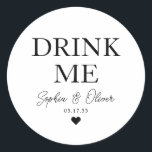 DRINK ME Dessert Candy Bar Herz Gastgeschenk Hochz Runder Aufkleber<br><div class="desc">Ein klassischer Black Danke You Wedding Sticker mit "Drink Me" in einem klassischen,  modernen und eleganten Schriftart. Sie können es einfach mit Ihren Namen und Hochzeitsdatum personalisiert.</div>