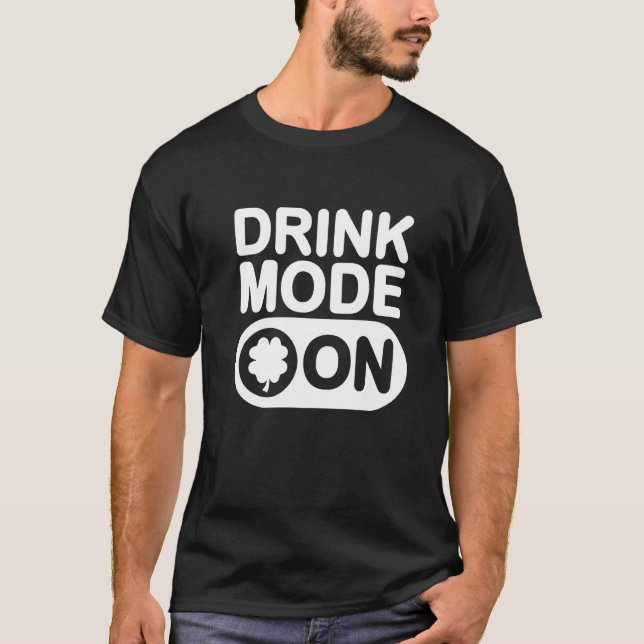 Drink-Mode im Kleeblatt Funny Drinking St Patrick' T-Shirt (Vorderseite)