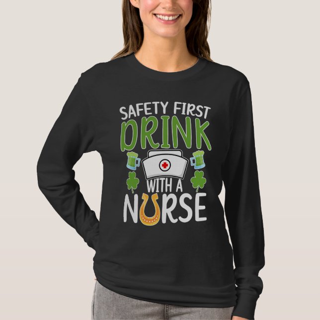 Drink With A Nurse St Patrick's Day Nursing Shamro T-Shirt (Vorderseite)