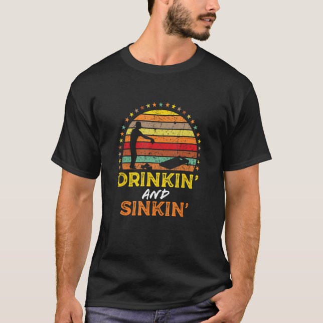 Drinking & Sinking  Cornhole Party Bags Quote Grap T-Shirt (Vorderseite)