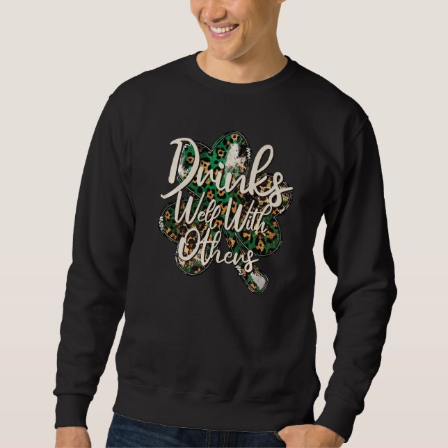Drinks gut mit anderen von Drinks Squad Funny St. Sweatshirt (Vorderseite)