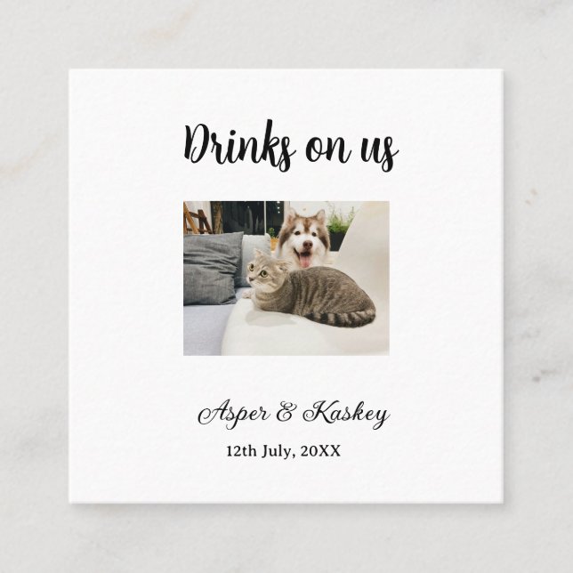 Drinks on us open bar pet photo wedding couple dat quadratische visitenkarte (Vorderseite)