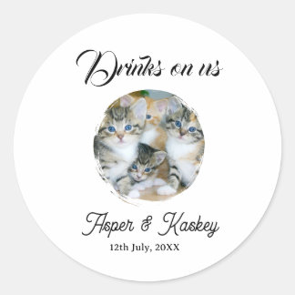 Drinks on us open bar pet photo wedding couple dat runder aufkleber