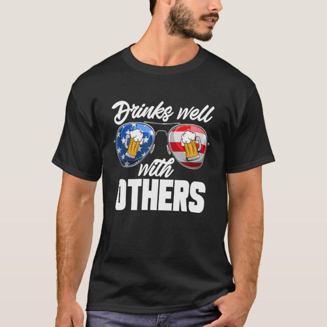 Drinks Well With Others 4th Of July Drinking T-Shirt (Vorderseite)