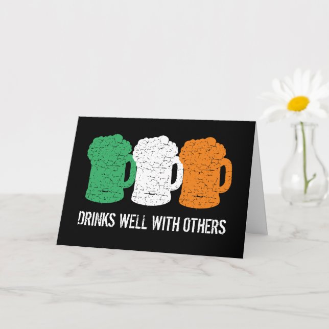Drinks well with others Irish flag beer stein Karte (Kleine Pflanze)