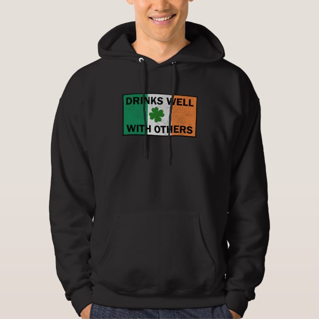 Drinks Well With Others Irish Flag St Patricks Day Hoodie (Vorderseite)