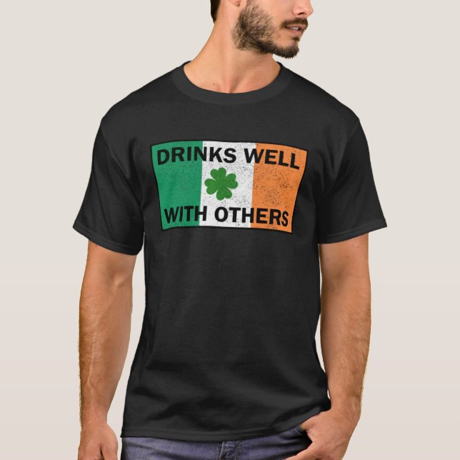 Drinks Well With Others Irish Flag St Patricks Day T-Shirt (Vorderseite)