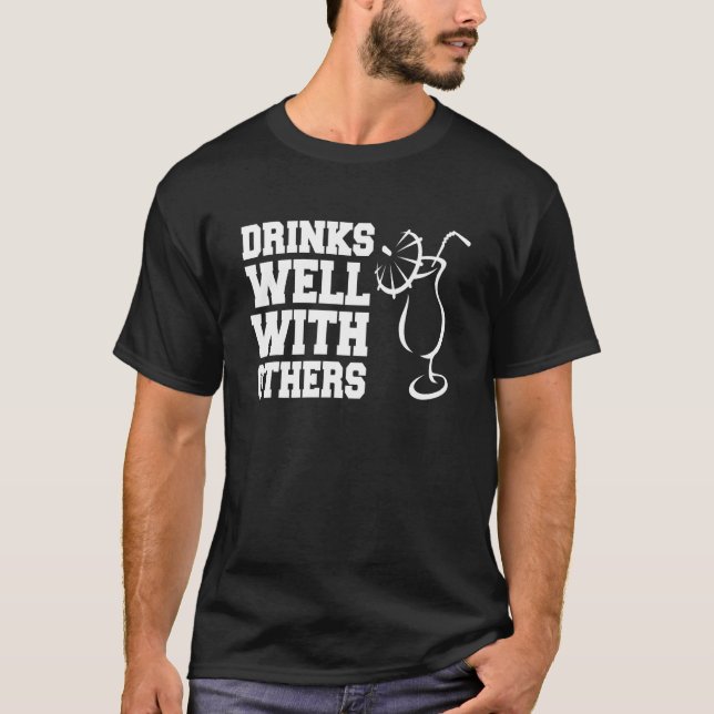 Drinks Well With Others  Party Bartender T-Shirt (Vorderseite)