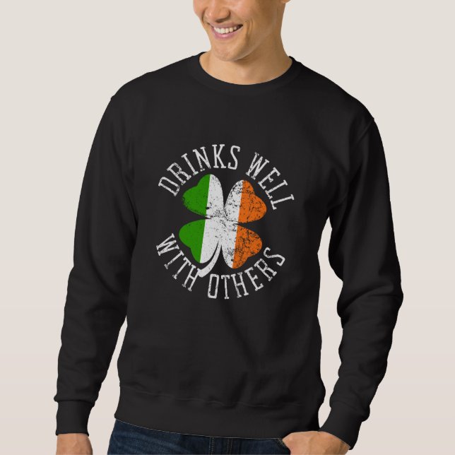 Drinks Well With Others St Patrick s Day Drunk Bee Sweatshirt (Vorderseite)