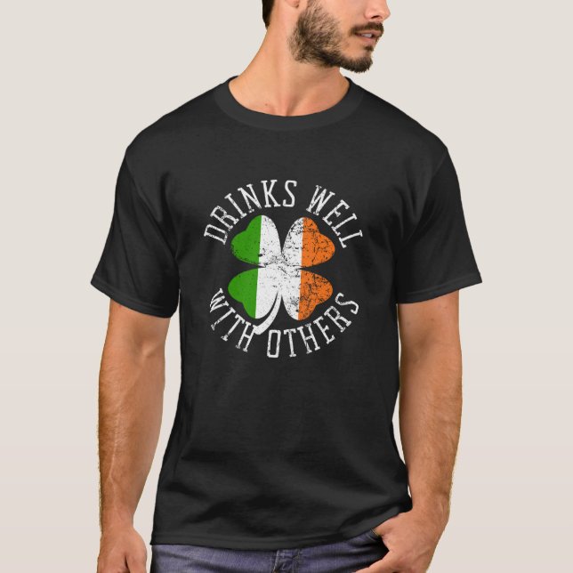 Drinks Well With Others St Patrick s Day Drunk Bee T-Shirt (Vorderseite)