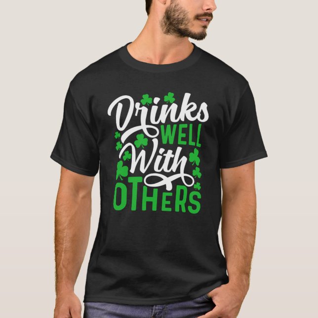 Drinks Well With Others  St Patricks Day Shamrock T-Shirt (Vorderseite)