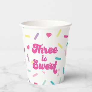 Dritter Geburtstag ist Sweet Sprinkles Pappbecher