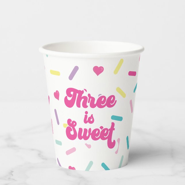 Dritter Geburtstag ist Sweet Sprinkles Pappbecher (Vorderseite)