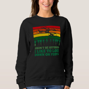 Drohne mit Kamera Pilot schaut auf Menschen herab Sweatshirt