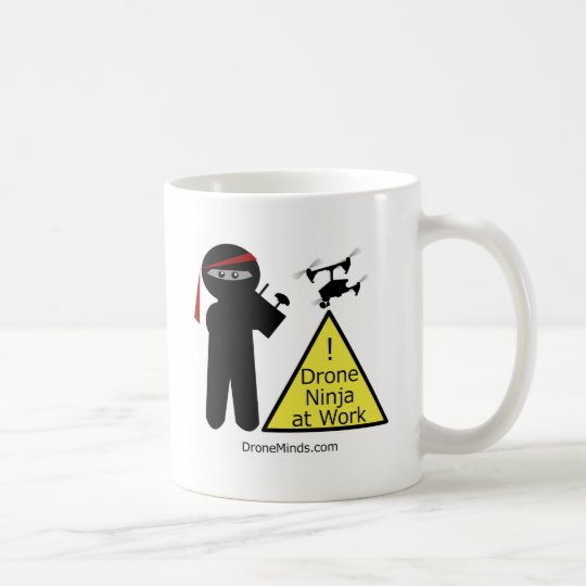 Drohne Ninja bei der Arbeit Kaffeetasse