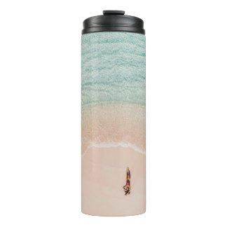 Drohnenansicht, rosa Beach Vacation. Thermosbecher