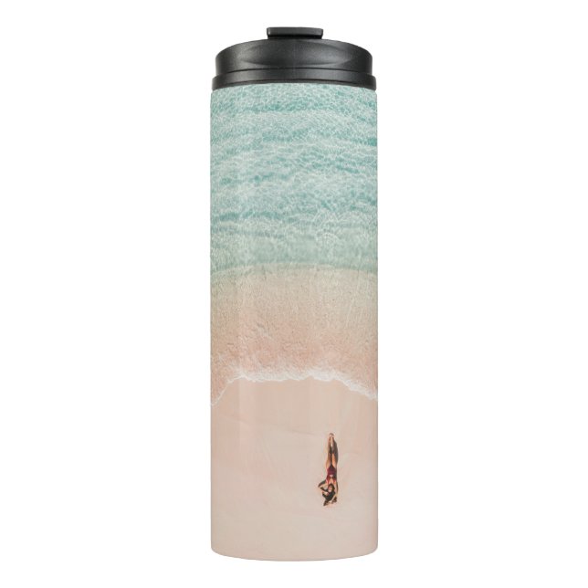 Drohnenansicht, rosa Beach Vacation. Thermosbecher (Vorderseite)