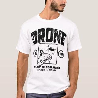 Drohnenpilot im Kommando mit Snack in der Hand T-Shirt