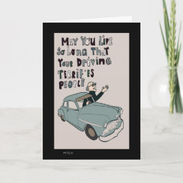 Drôle carte d'anniversaire conduisant vieux