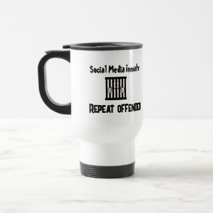 Drôle tasse de tasse de médias sociaux détenu
