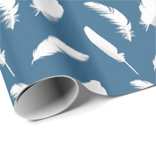 Druck der weißen Feder auf Denimblau Geschenkpapier