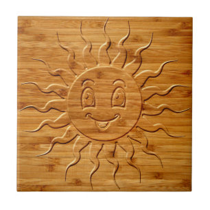Druck eines lächelnden Sonnengesichts aus Holz Fliese