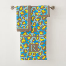 Druck und Monogramm aus blauem und braunem Leopard