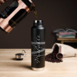 Drucken Sie Ihre Flasche für warme oder kalte Getr<br><div class="desc">Drucken Sie Ihre isolierte Flasche für warme oder kalte Getränke. Elegante schwarz-weiße Designvorlage mit benutzerdefiniertem Monogramm. Stilvolle Wasserflasche für Tee,  Kaffee und vieles mehr. Wechseln Sie in Ihre Lieblingsfarbe. Personalisieren Sie mit Ihrem eigenen Namen oder Text. Ideal für Arbeit,  Büro,  Sport,  Reisen und vieles mehr.</div>
